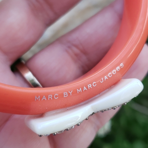 Authentic Marc Jacob Acrylic Peach Sorbet Rhinestone Bow Acrylic Bangle Bracelet - Picture 11 of 15